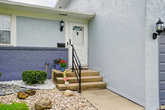 5508 Aspen Rd, Columbus, OH 43229 - property entrance featuring stucco siding