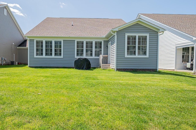 6210 Callaway Sq W, New Albany, OH 43054 - back of property featuring a lawn and roof with shingles