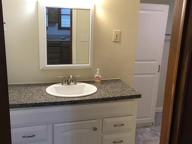 390 E Hinman Ave, Columbus, OH 43207 - bathroom featuring vanity