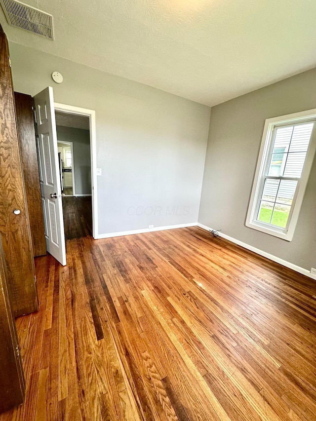 375 N Main St, Marion, OH 43302 - unfurnished room featuring wood finished floors and baseboards