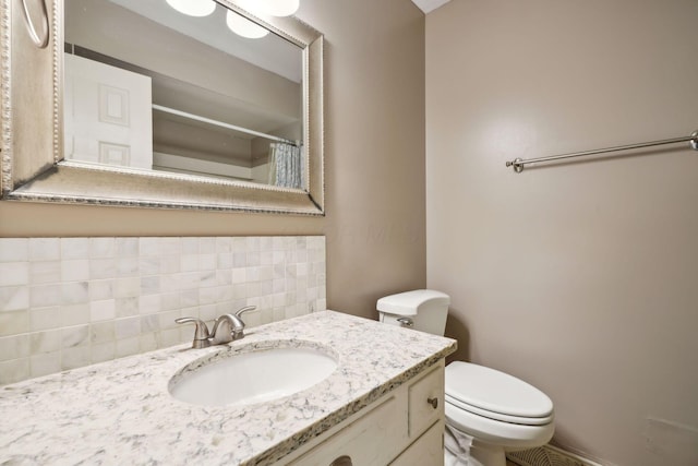10842 Johnstown Rd, New Albany, OH 43054 - full bathroom featuring backsplash, toilet, vanity, and a shower with curtain
