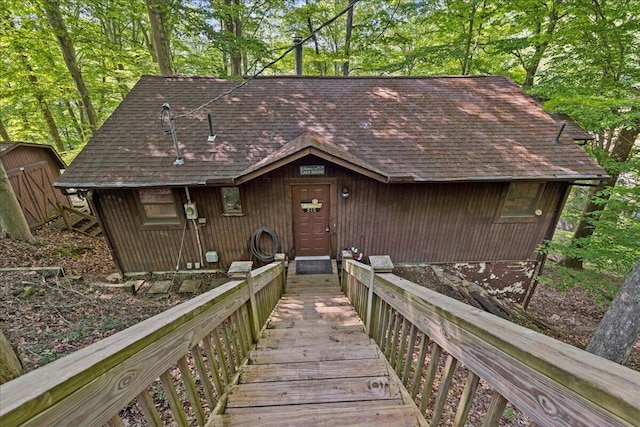 512 Natchez Ln, Sugar Grove, OH 43155 - rustic home with roof with shingles