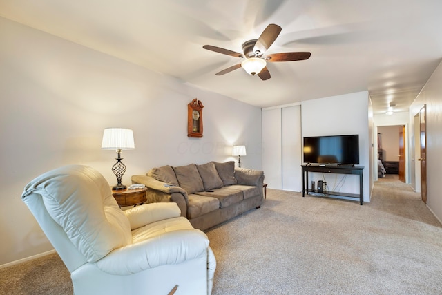 carpeted living room featuring ceiling fan