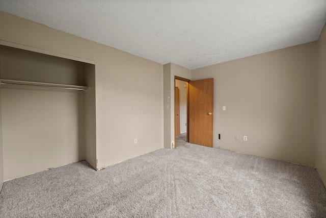 2512 Gantz Rd, Grove City, OH 43123 - unfurnished bedroom with carpet, a closet, and a textured ceiling
