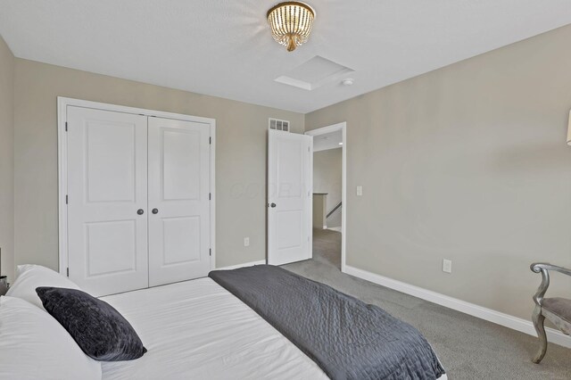 bedroom featuring carpet flooring, baseboards, and a closet
