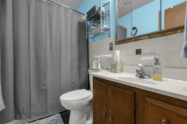 full bath with toilet, tasteful backsplash, vanity, and a shower with curtain
