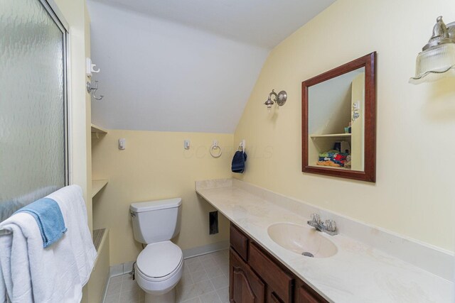 full bath with lofted ceiling, toilet, vanity, and a shower with shower door