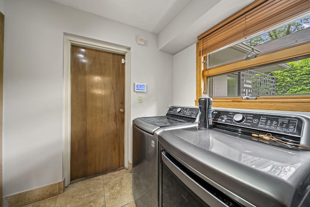 2249 E Broad St, Columbus, OH 43209 - laundry room featuring washing machine and clothes dryer and baseboards