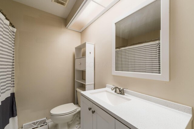 2594 Hubbell Rd, Columbus, OH 43232 - full bathroom featuring toilet, vanity, and a shower with curtain