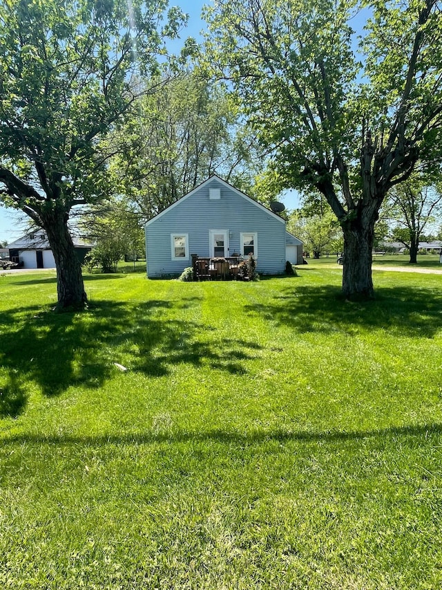 1985 Sedan Ave, Obetz, OH 43207 - view of grassy yard featuring a wooden deck