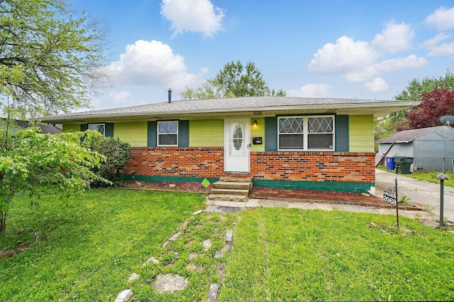 view of front of property featuring brick siding and a front yard