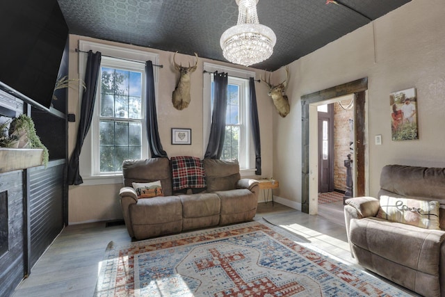 998 Wayne Ave, Zanesville, OH 43701 - living room featuring a chandelier, healthy amount of natural light, wood finished floors, and an ornate ceiling