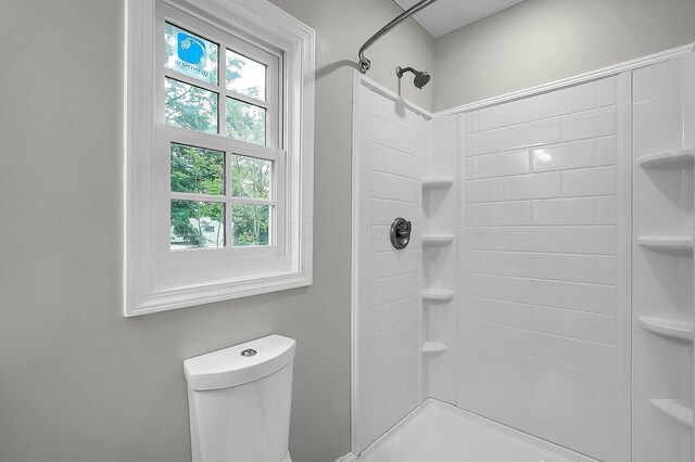 443 E Farming St, Marion, OH 43302 - bathroom with a shower and toilet