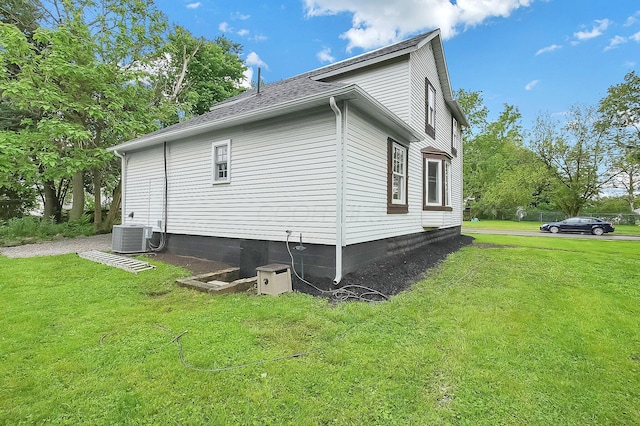 443 E Farming St, Marion, OH 43302 - view of side of home with a yard, central AC unit, and roof with shingles
