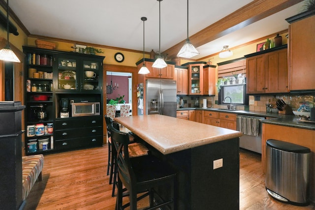 1452 W Cook Rd, Mansfield, OH 44906 - kitchen featuring stainless steel appliances, a sink, light wood-style floors, backsplash, and ornamental molding