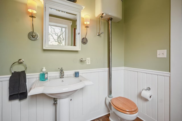 1452 W Cook Rd, Mansfield, OH 44906 - bathroom with wainscoting