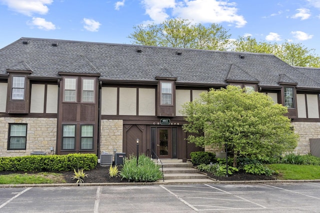 4811 Olentangy River Rd Unit F, Columbus, OH 43214 - view of property featuring uncovered parking and central AC unit