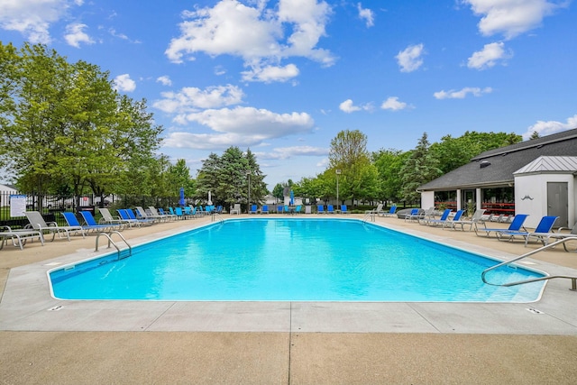 5176 Lodi Dr Unit 26B, Canal Winchester, OH 43110 - community pool with a patio and fence