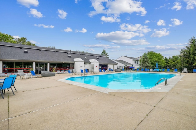 5176 Lodi Dr Unit 26B, Canal Winchester, OH 43110 - community pool with a patio and fence