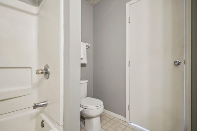 5176 Lodi Dr Unit 26B, Canal Winchester, OH 43110 - bathroom with toilet, baseboards, and shower / tub combination