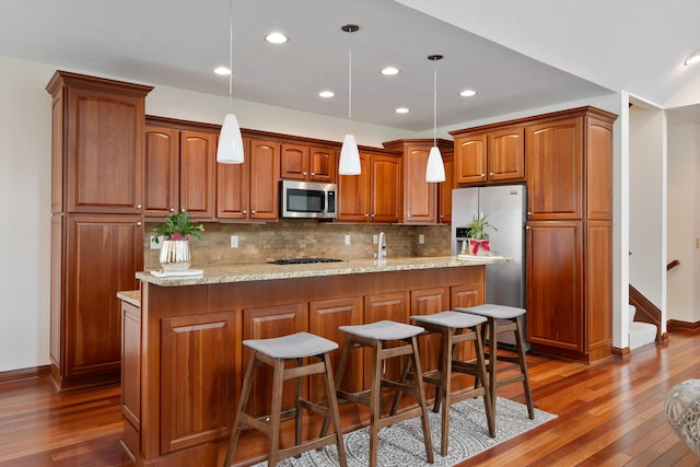 9785 Kingston Cir, Powell, OH 43065 - kitchen with appliances with stainless steel finishes, baseboards, dark wood finished floors, decorative backsplash, and recessed lighting