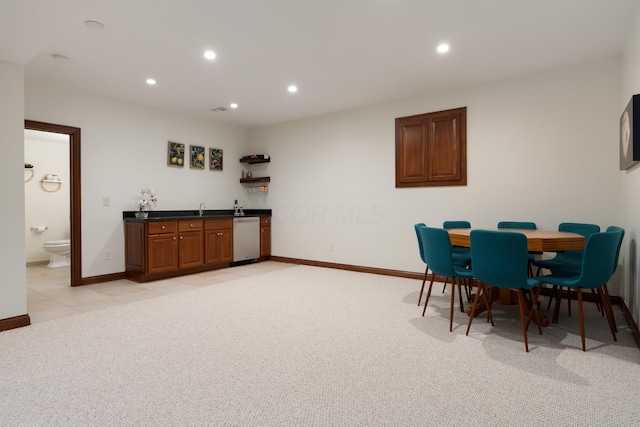 9785 Kingston Cir, Powell, OH 43065 - dining room featuring wet bar, light carpet, baseboards, and recessed lighting