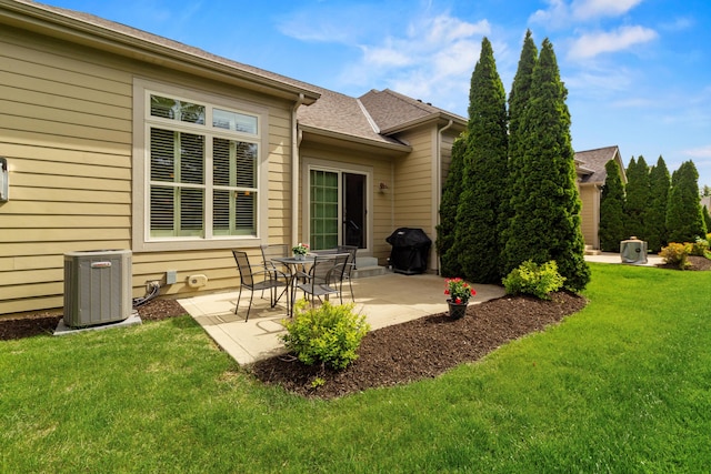 3687 Foresta Grand Dr, Powell, OH 43065 - rear view of property featuring a lawn and a patio