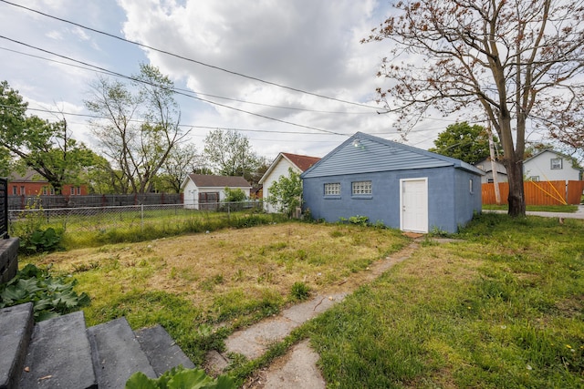 view of yard featuring an outbuilding