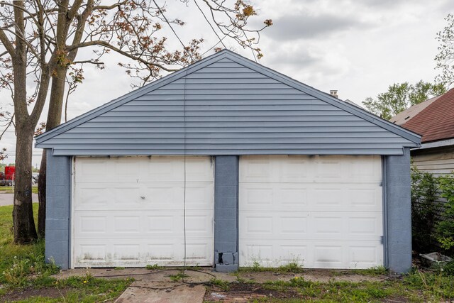 view of detached garage