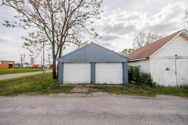 view of detached garage