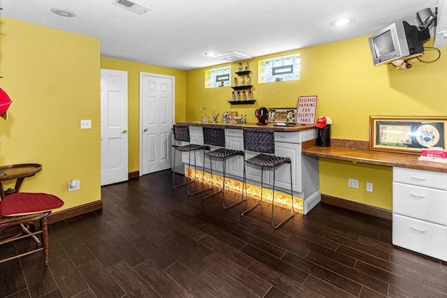 251 Longbranch Dr, Dublin, OH 43017 - indoor wet bar featuring baseboards, wood finished floors, and recessed lighting