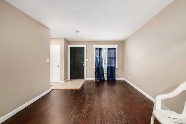 922-924 Geers Ave, Columbus, OH 43206 - foyer featuring hardwood / wood-style floors and baseboards
