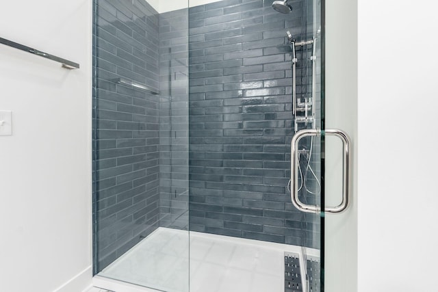 1177 Franklin Ave, Columbus, OH 43205 - bathroom with tiled shower and baseboards