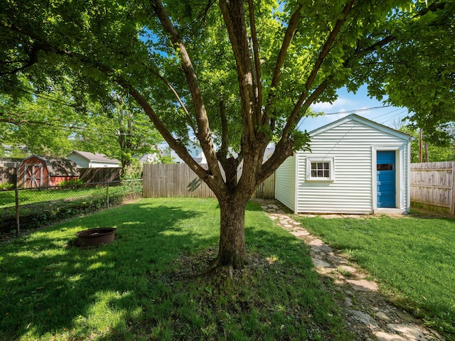 view of yard with an outdoor structure