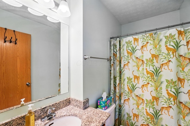 8380 Squad Dr, Galloway, OH 43119 - full bathroom featuring vanity, toilet, curtained shower, and a textured ceiling
