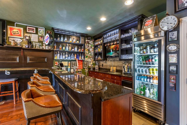4166 Borge Way, Dublin, OH 43016 - indoor wet bar with recessed lighting