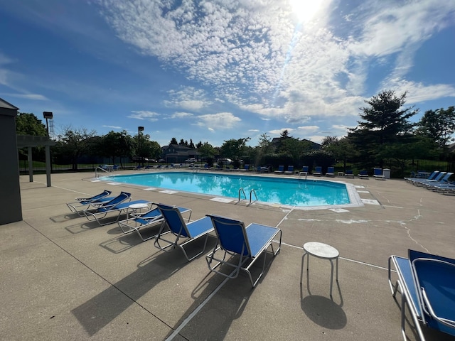4102 Blendon Way Dr, Columbus, OH 43230 - community pool with a patio