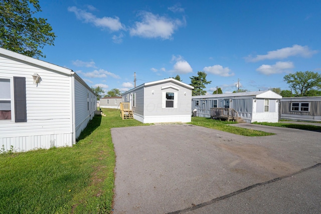 view of front of house with a front lawn