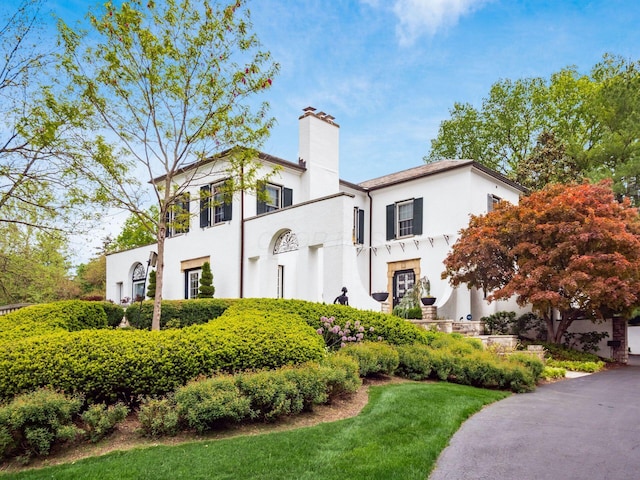 10 Park Dr, Columbus, OH 43209 - view of front facade featuring a chimney, stucco siding, and a front yard