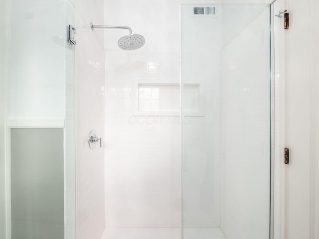10 Park Dr, Columbus, OH 43209 - full bathroom featuring a stall shower