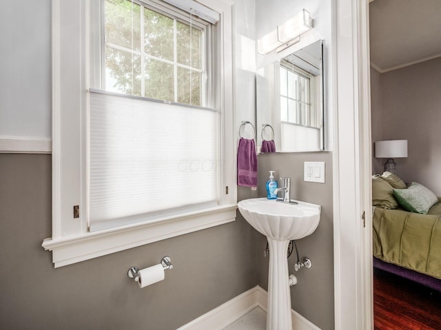 10 Park Dr, Columbus, OH 43209 - bathroom featuring crown molding and baseboards