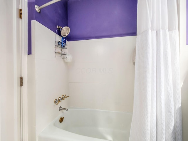 10 Park Dr, Columbus, OH 43209 - bathroom featuring shower / tub combo