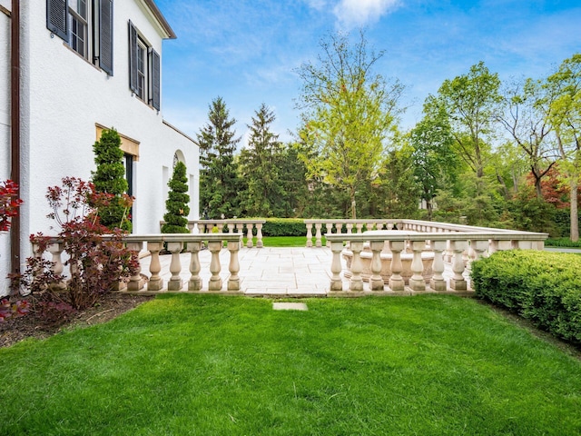 10 Park Dr, Columbus, OH 43209 - view of green lawn featuring a patio area