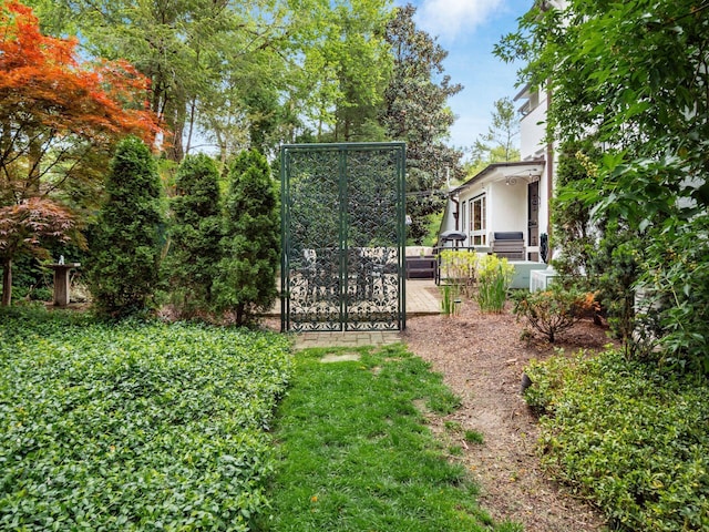10 Park Dr, Columbus, OH 43209 - view of yard featuring a gate