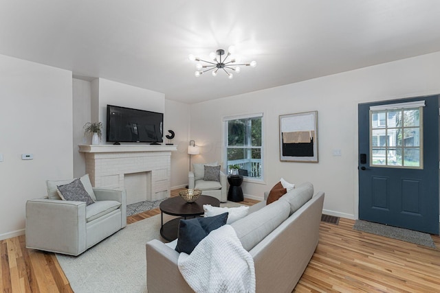 549 Hanford St, Columbus, OH 43206 - living room featuring light wood-style floors, a chandelier, plenty of natural light, and baseboards