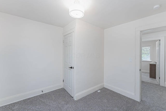 549 Hanford St, Columbus, OH 43206 - spare room featuring carpet, baseboards, and a smoke detector