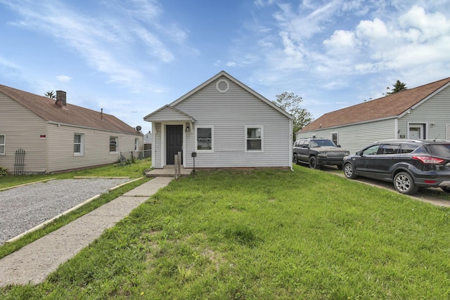view of front of property featuring a front lawn