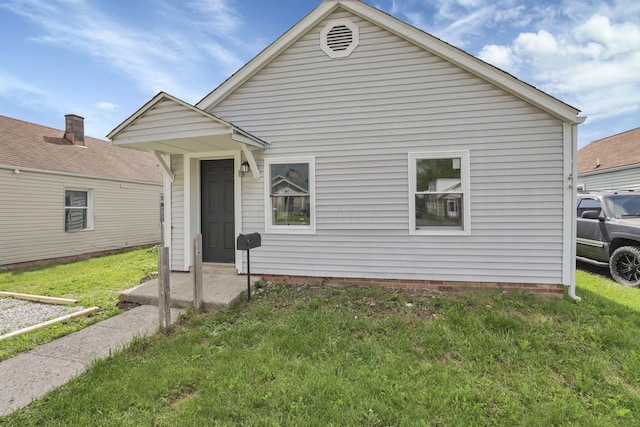 view of front of property with a front yard