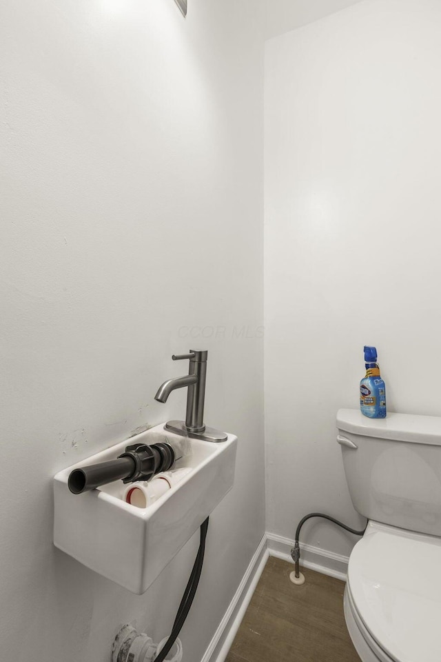 436 Nashoba Ave, Columbus, OH 43223 - bathroom featuring baseboards, toilet, and wood finished floors
