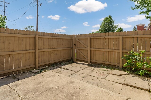 143 Tarryton Ct W Unit 24E, Columbus, OH 43228 - view of patio featuring a fenced backyard and a gate
